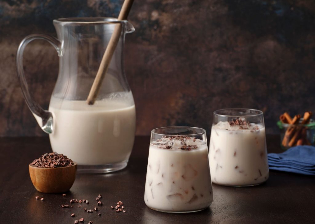 Prepara una rica agua de horchata de chocolate para refrescarte
