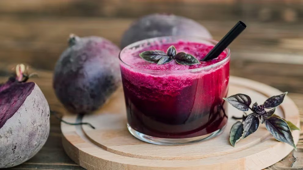 Conoce los beneficios de beber jugo de betabel con piña