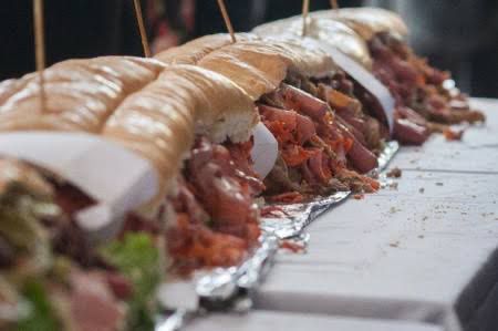 Preparan la torta más grande del mundo en México en poco más de 2 minutos