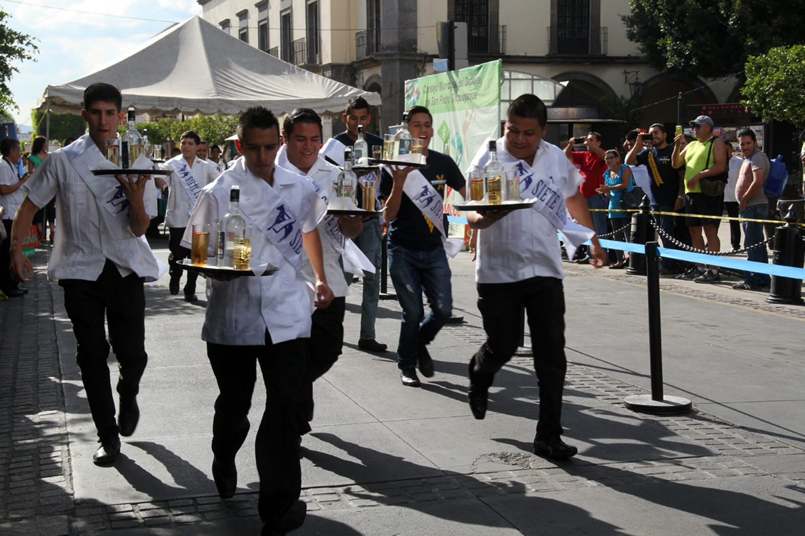 La Tradicional Carrera de Meseros en San Pedro Tlaquepaque.